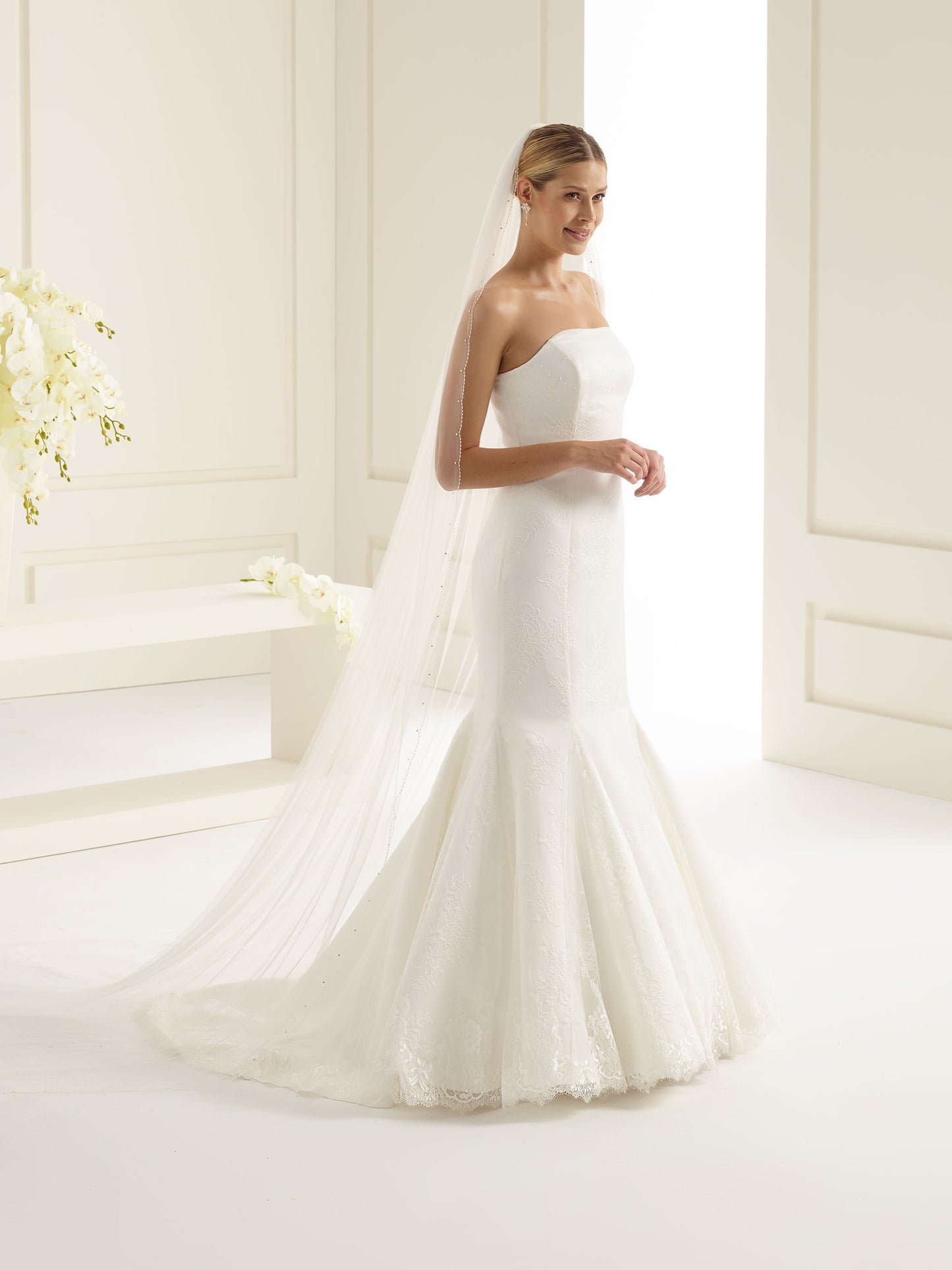 One-layered glass beads edge with crystals + glass beads soft tulle veil S154-Bianco Evento