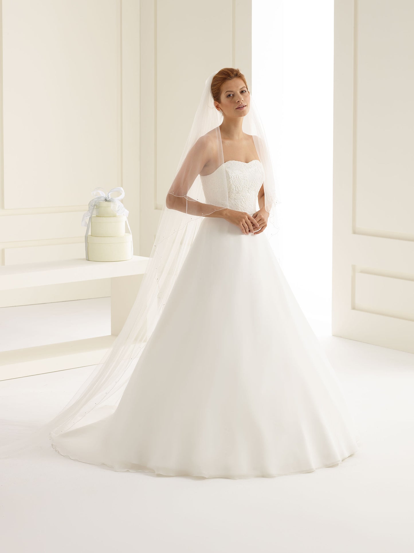 Two-layered glass beads edge with crystals soft tulle veil S203-Bianco Evento