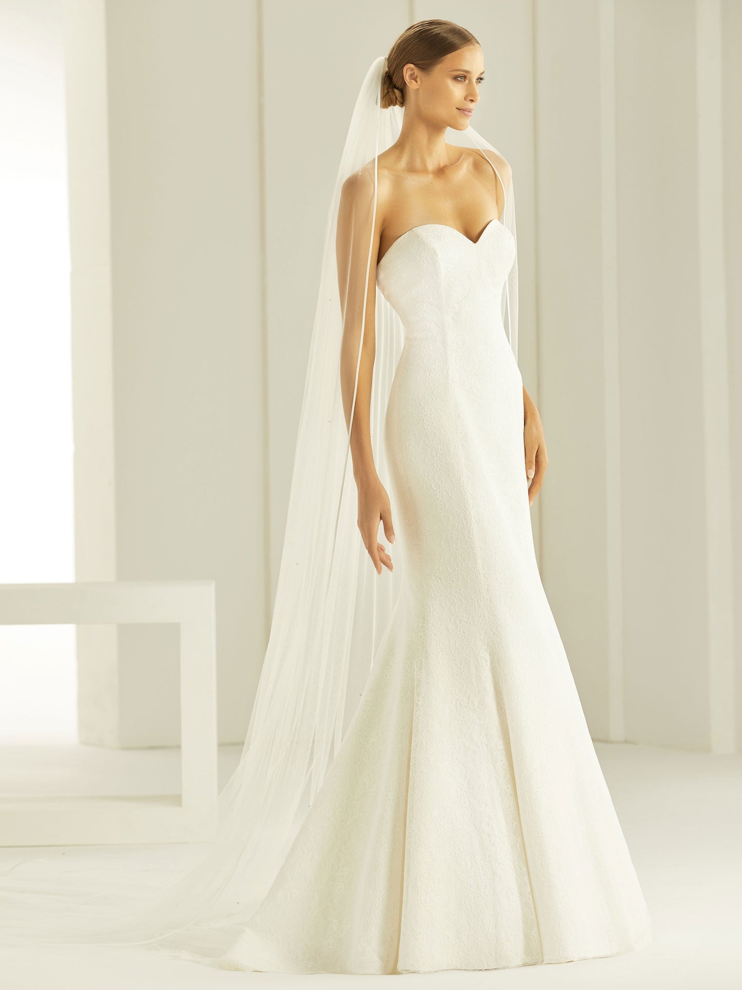 One-layered satin edge with crystals soft tulle veil S296-Bianco Evento