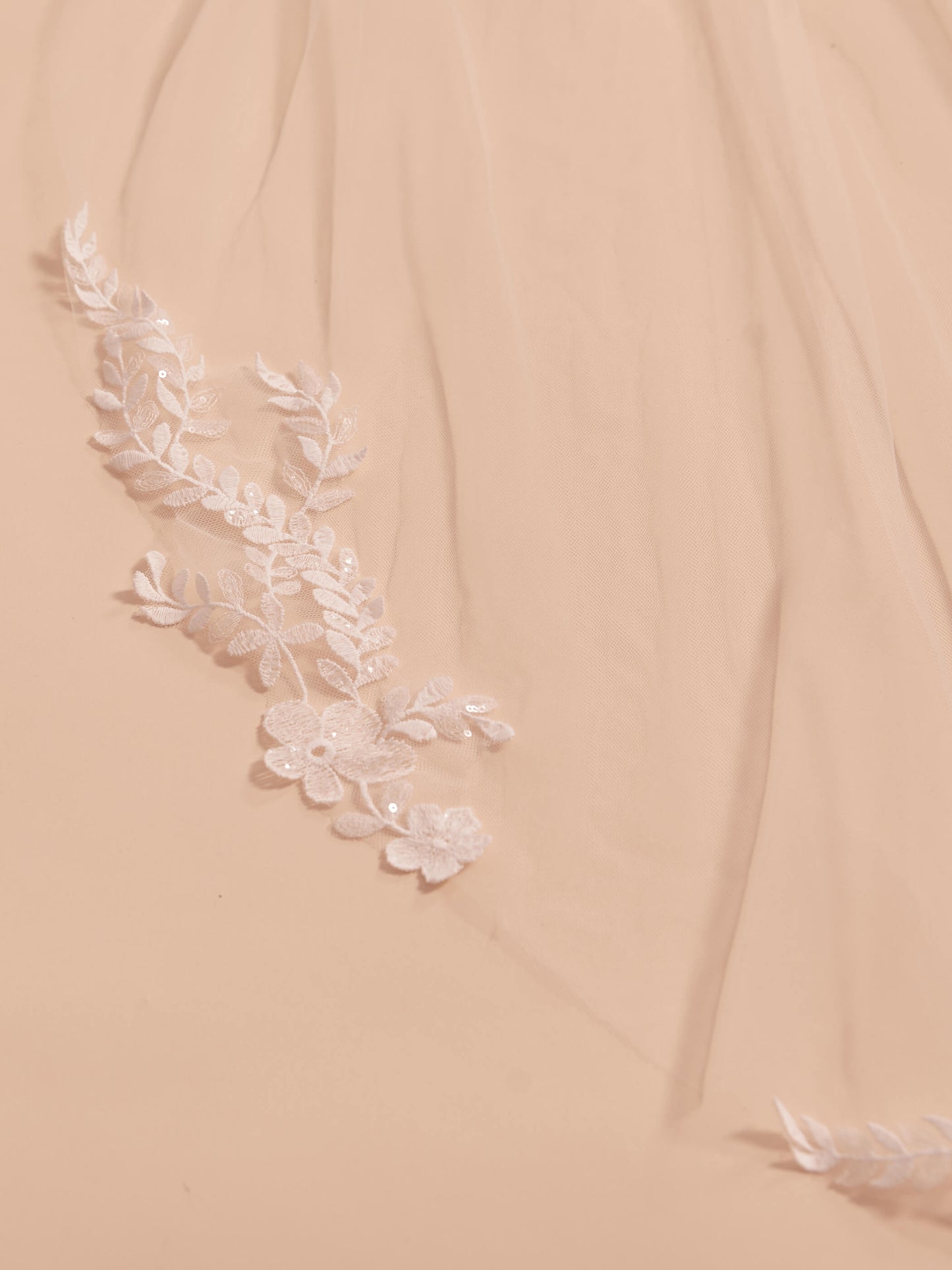 One-layered cut edge and lace edge with lace applique with sequins soft tulle veil S418-Bianco Evento