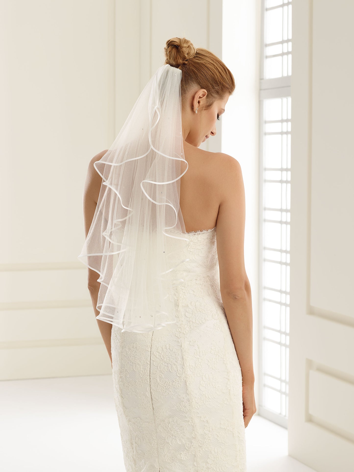 One-layered satin edge with crystals soft tulle veil S6S-Bianco Evento