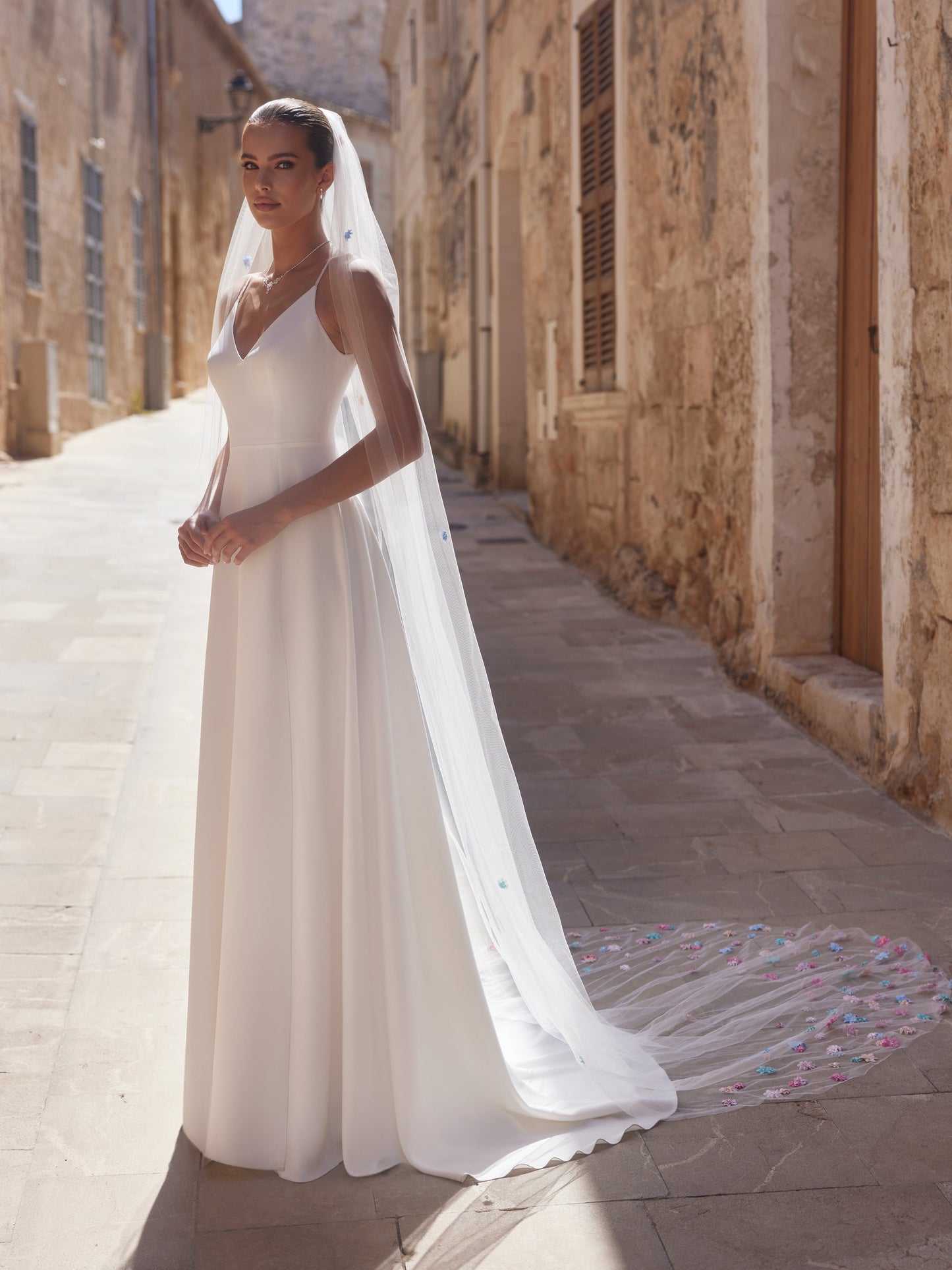 One-layered cut edge with colorful 3D flowers -190 pcs soft tulle veil S502-Bianco Evento
