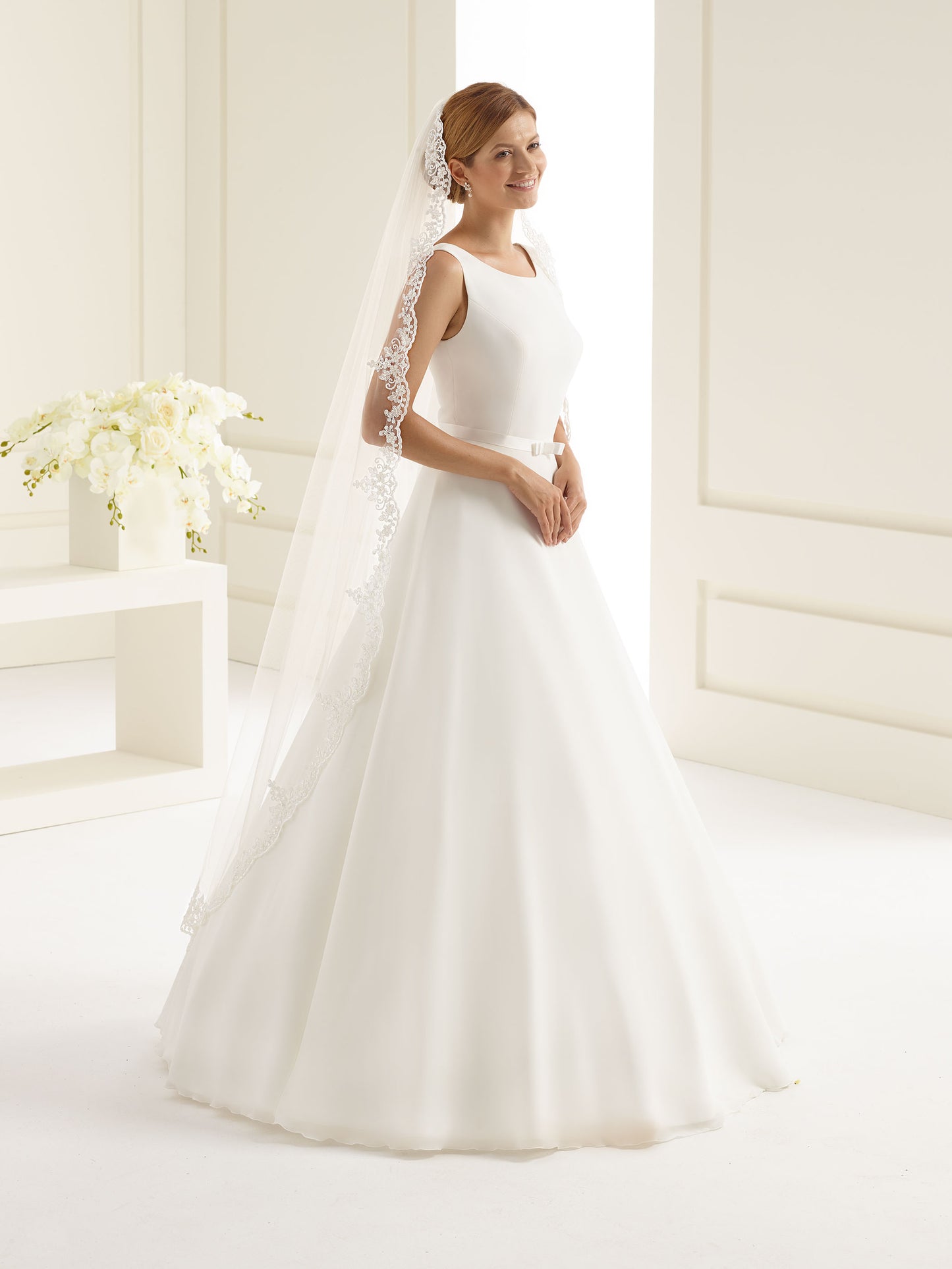 One-layered lace edge with glass beads diamond tulle veil S102-Bianco Evento